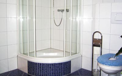Das Badezimmer - Dusche und WC