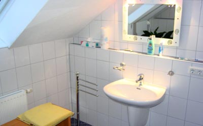 Das Badezimmer - Waschbecken und Spiegel